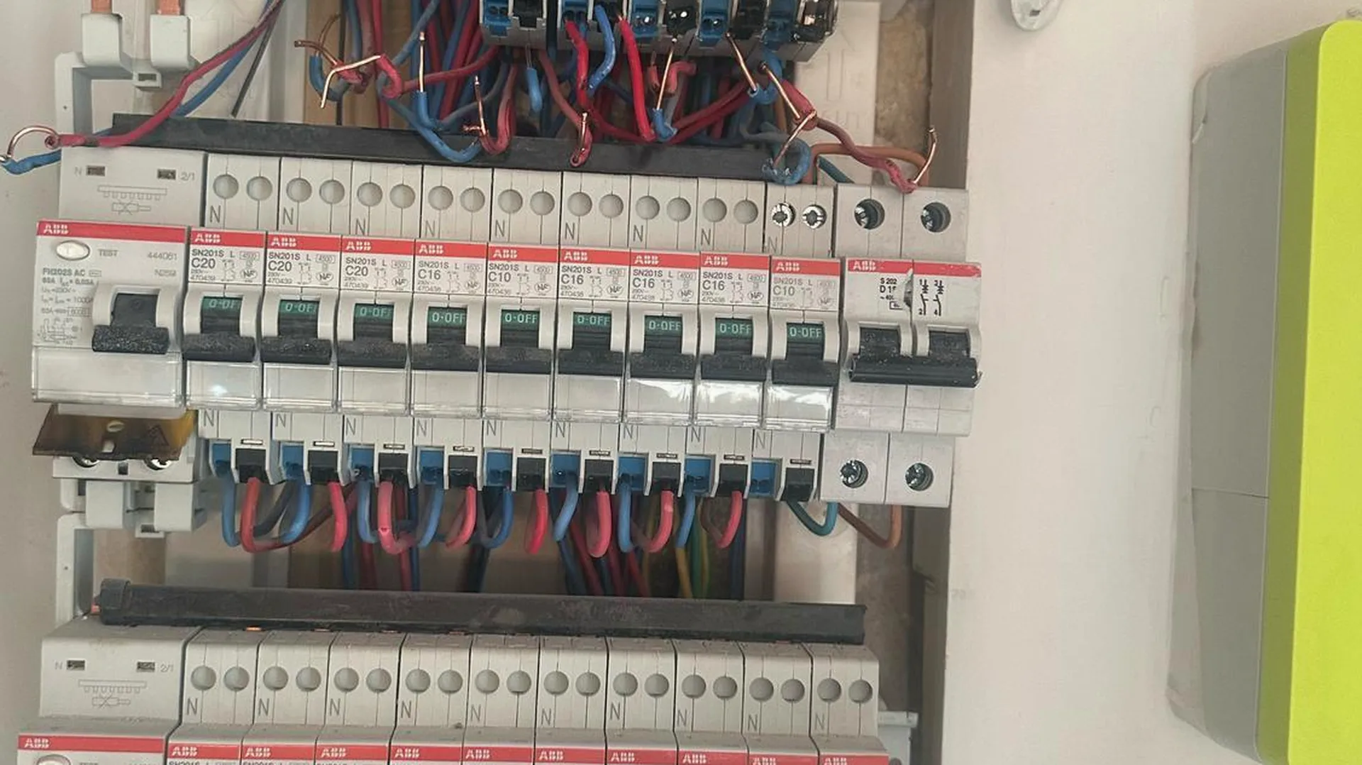 Électricien professionnel en intervention à Paris